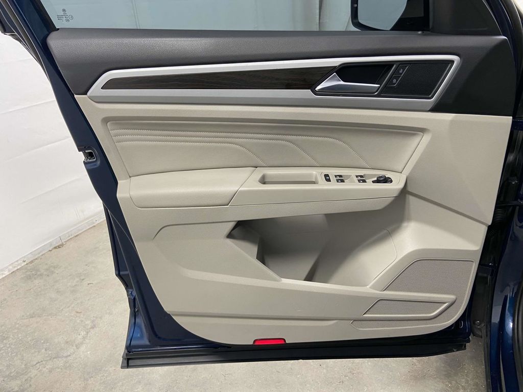 Vehicle image 18 of 22