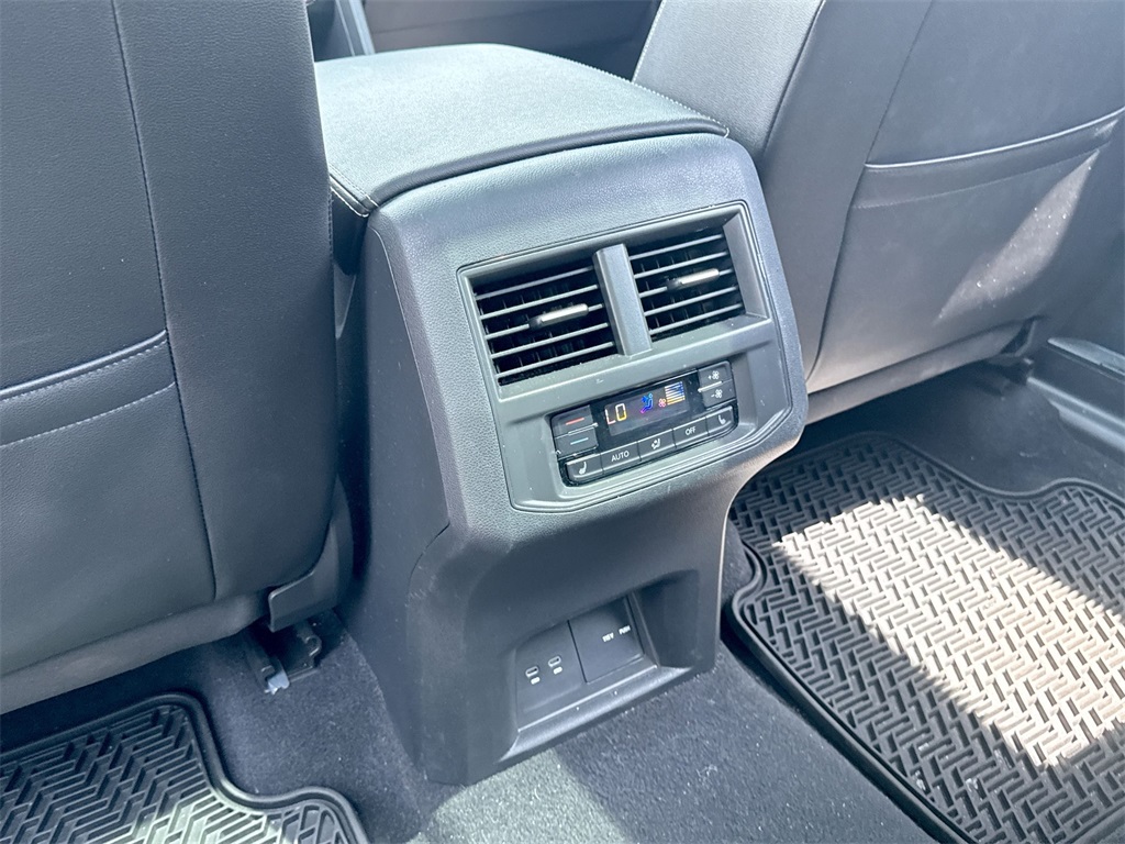 2023 Volkswagen Atlas 3.6L V6 SEL Premium R-Line Image 27 of 33