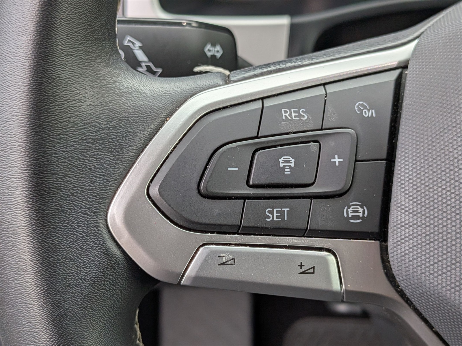 2023 Volkswagen Atlas 3.6L V6 SE Technology Image 33 of 42