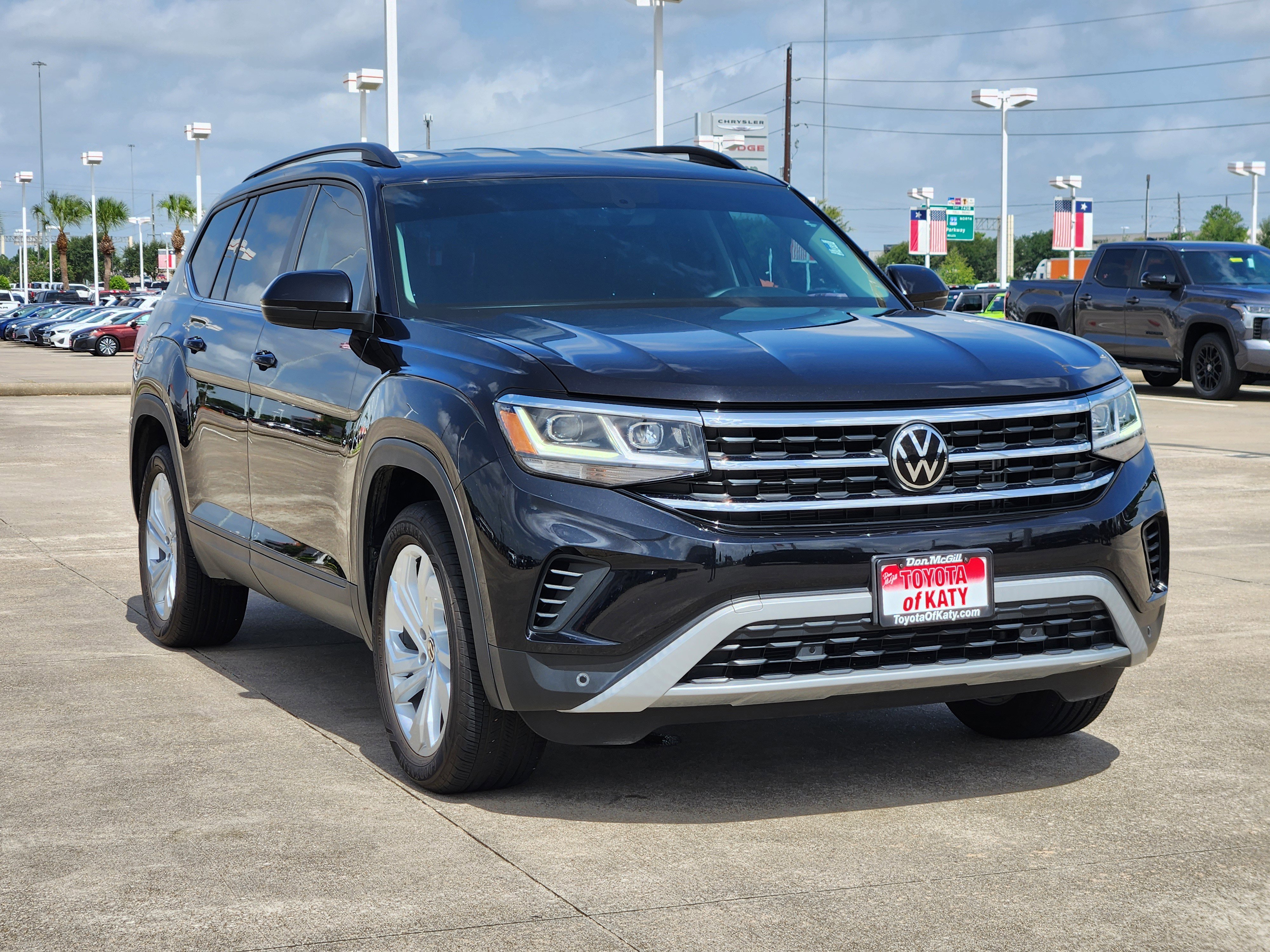 2023 Volkswagen Atlas 3.6L V6 SE Technology Image 3 of 26