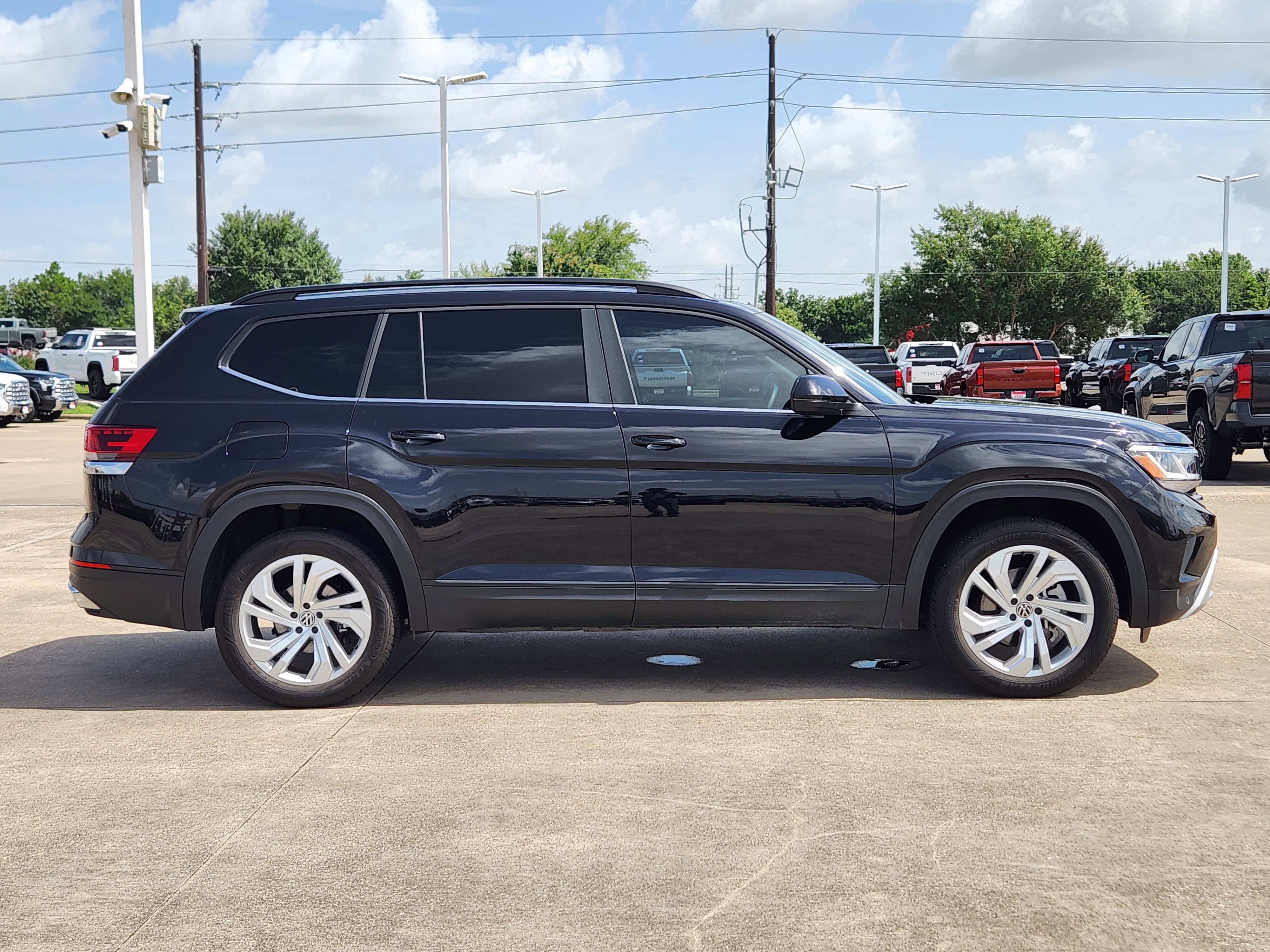 2023 Volkswagen Atlas 3.6L V6 SE Technology Image 4 of 26