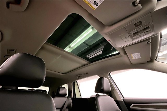 Vehicle image 33 of 38