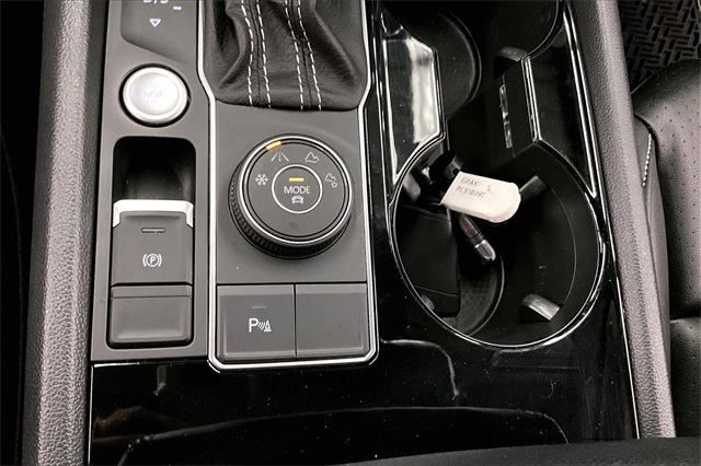 Vehicle image 34 of 38