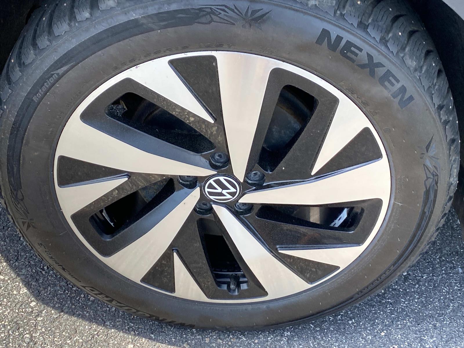 Vehicle image 19 of 23