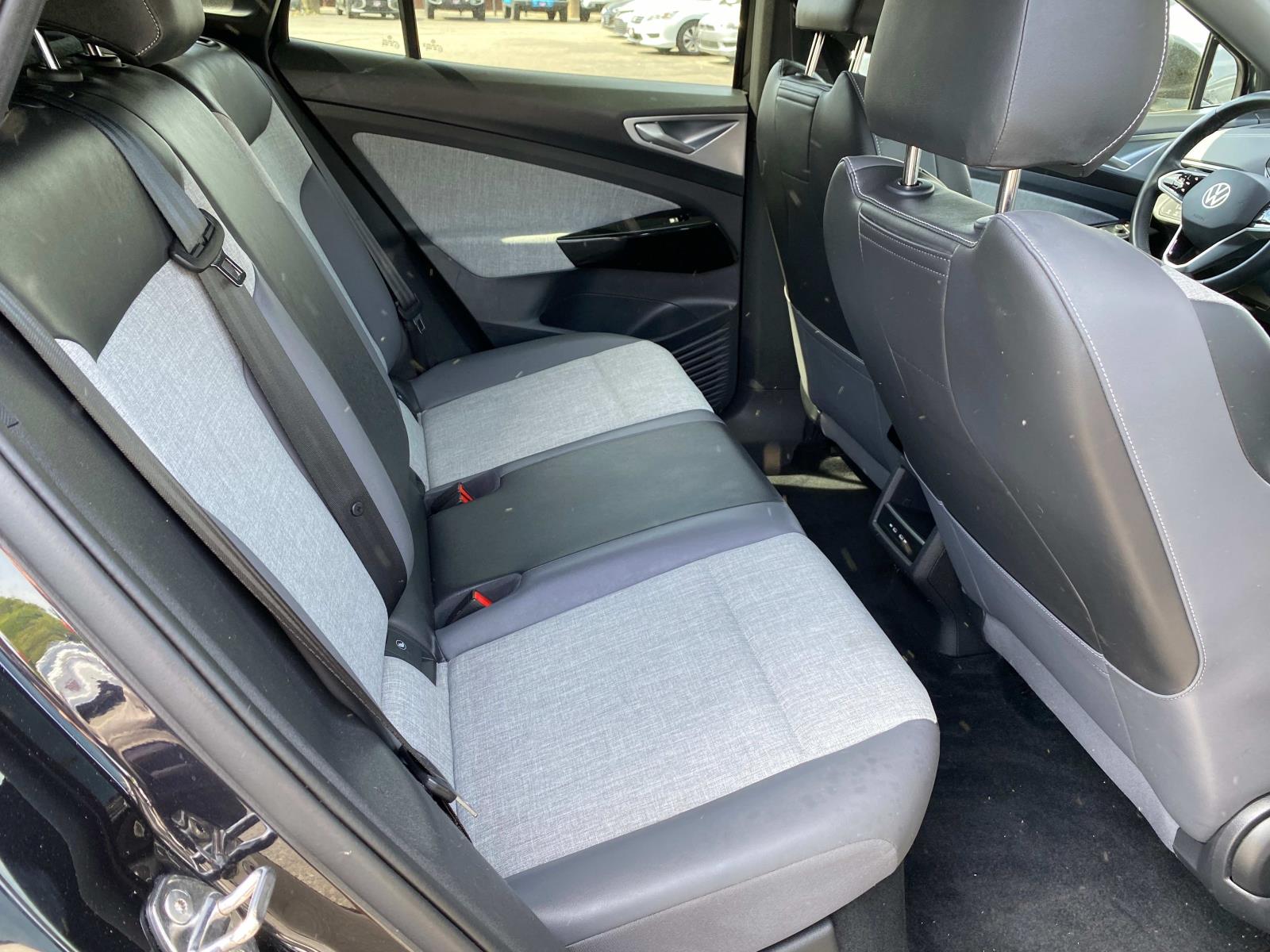 Vehicle image 18 of 23