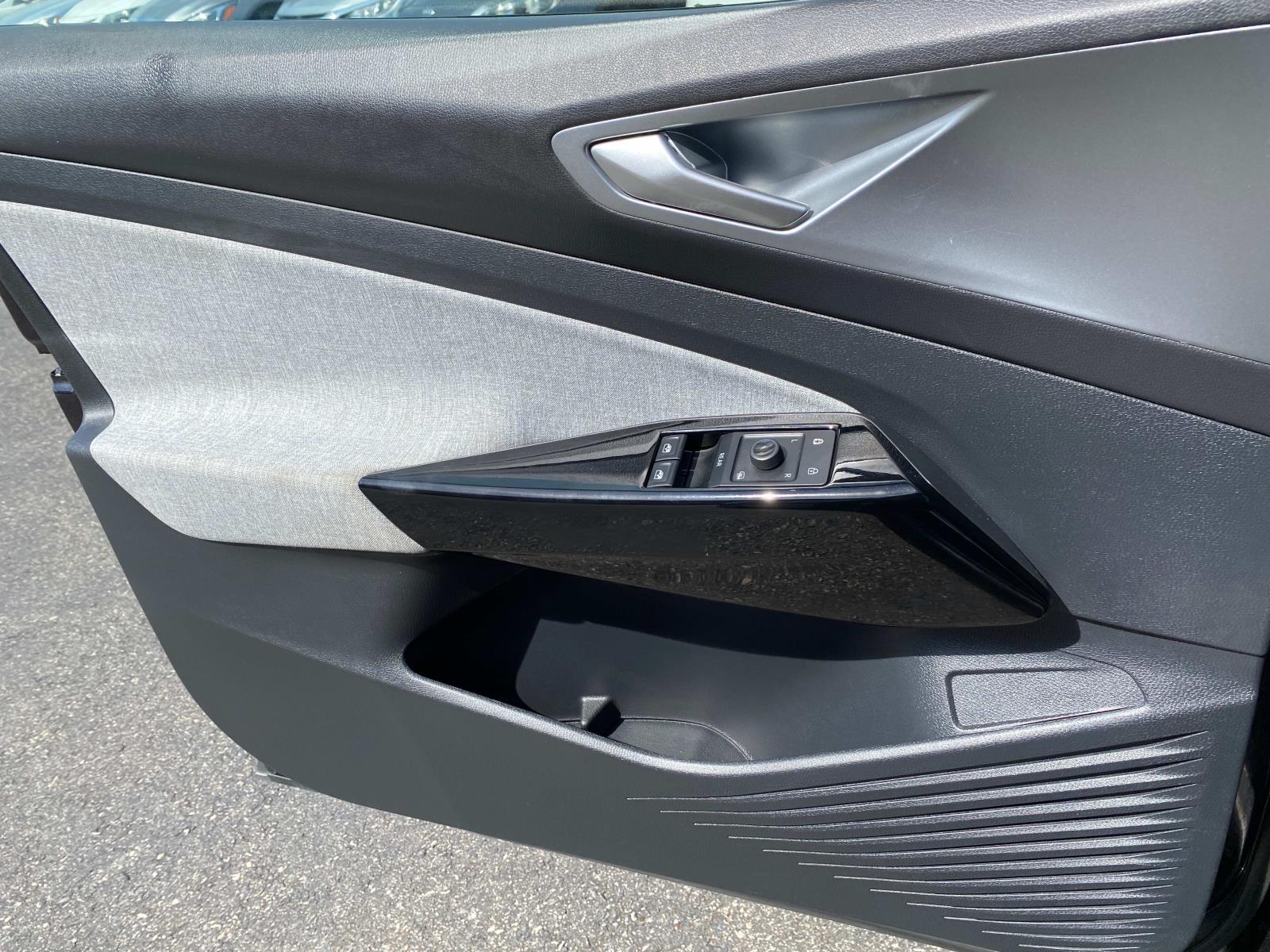 Vehicle image 16 of 23