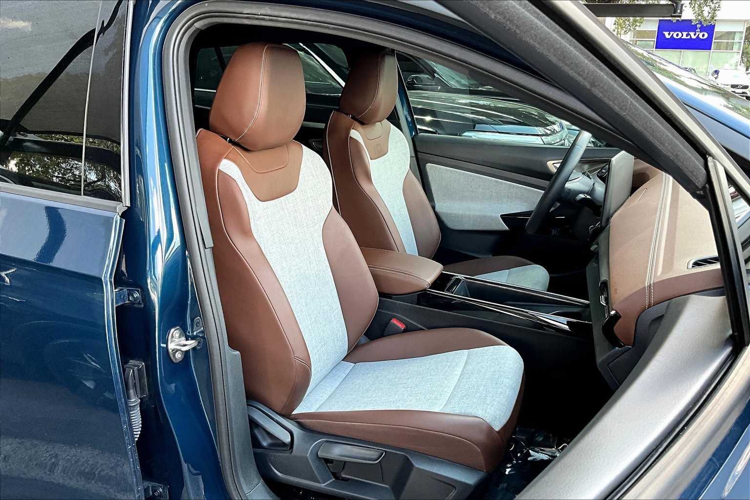 2023 Volkswagen ID.4 Pro Image 12 of 33