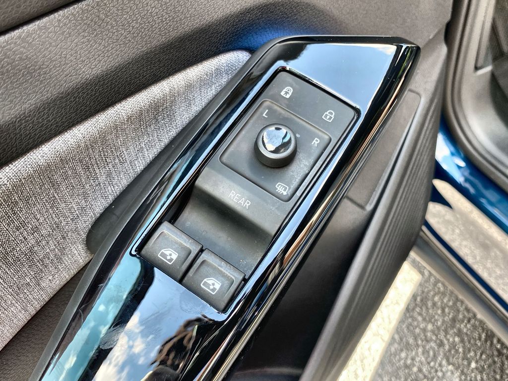 2023 Volkswagen ID.4 Pro Image 21 of 23