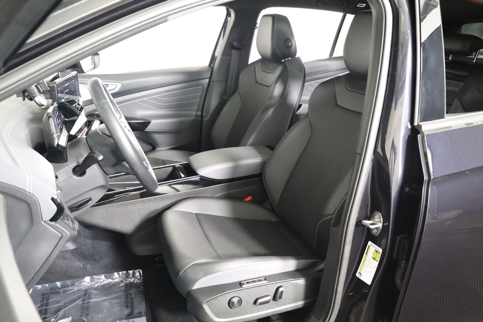 Vehicle image 21 of 45