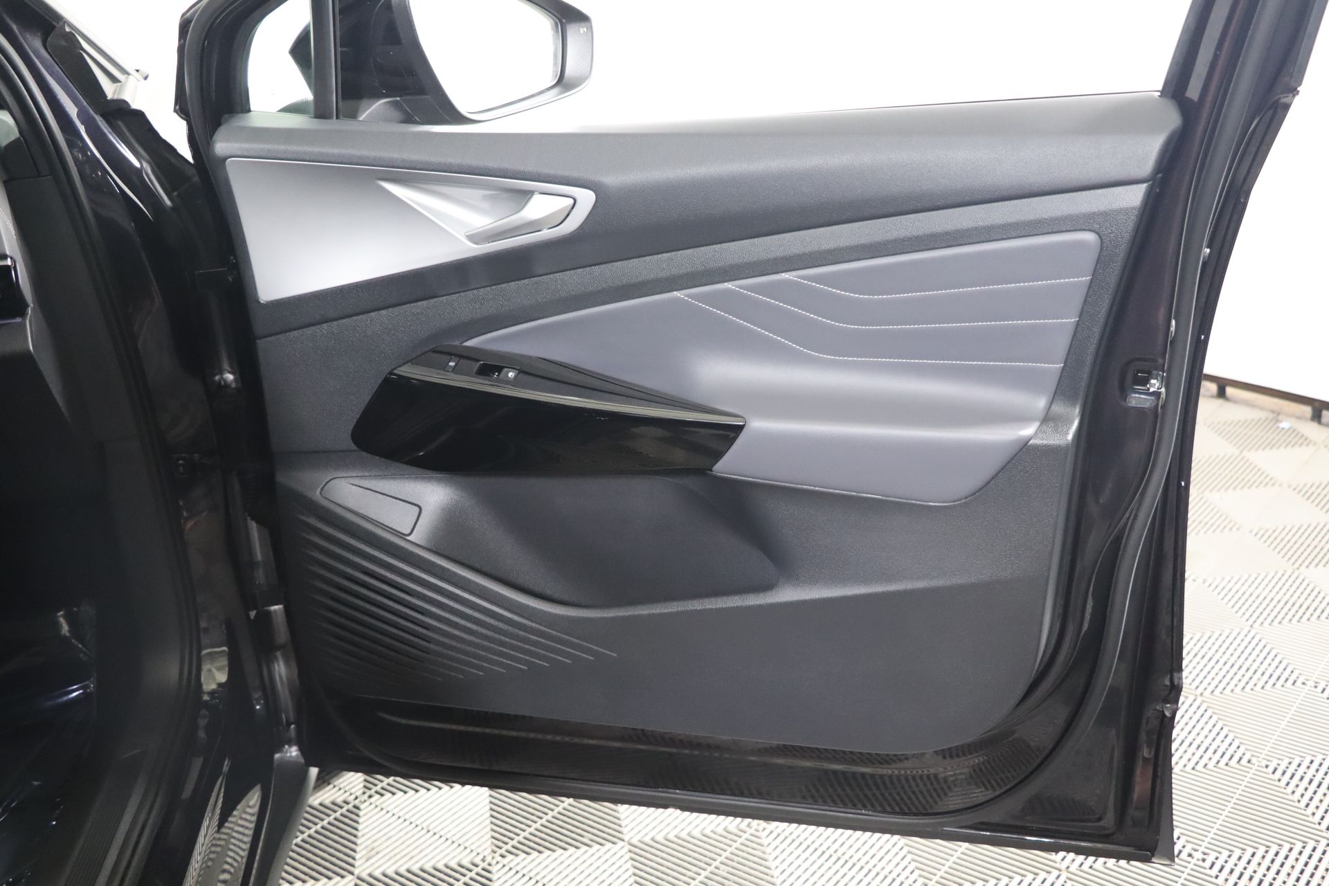 Vehicle image 36 of 45