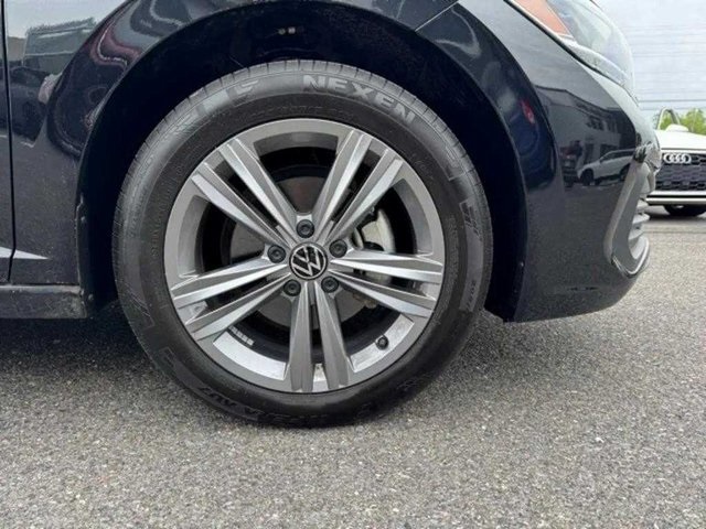 Vehicle image 15 of 18
