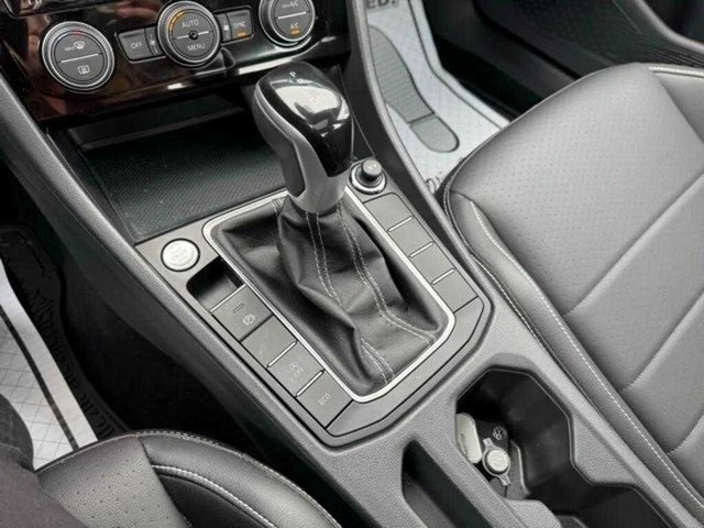 Vehicle image 10 of 18