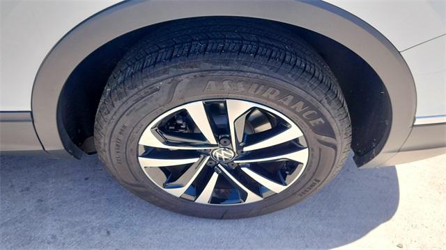 Vehicle image 26 of 33