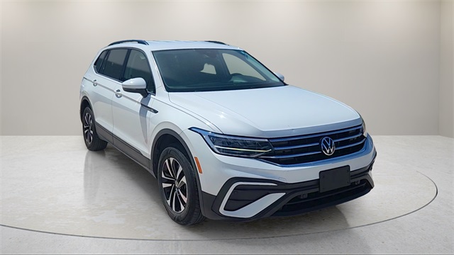 Vehicle image 3 of 33