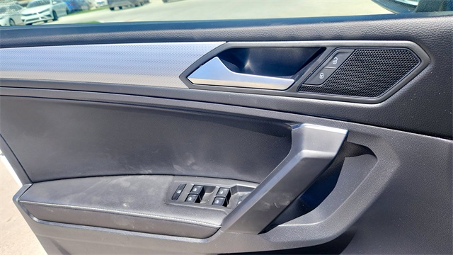 Vehicle image 17 of 33