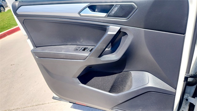 Vehicle image 18 of 33