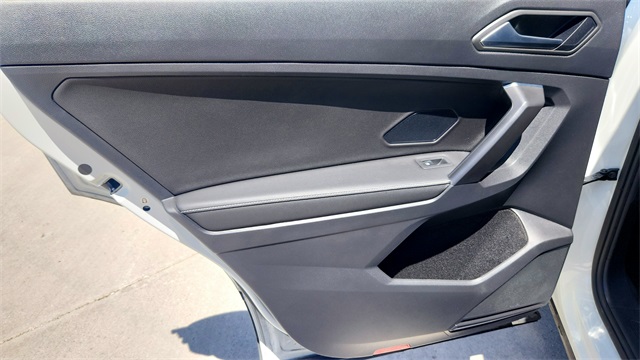 Vehicle image 21 of 33