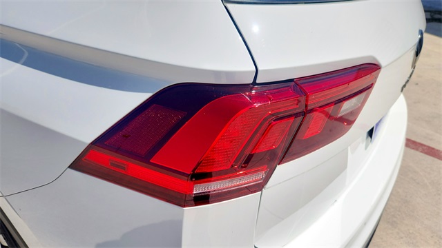 Vehicle image 25 of 33