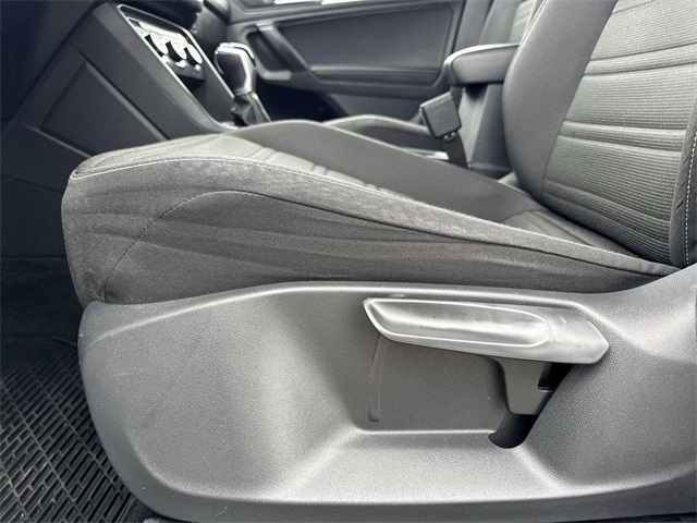 Vehicle image 13 of 28