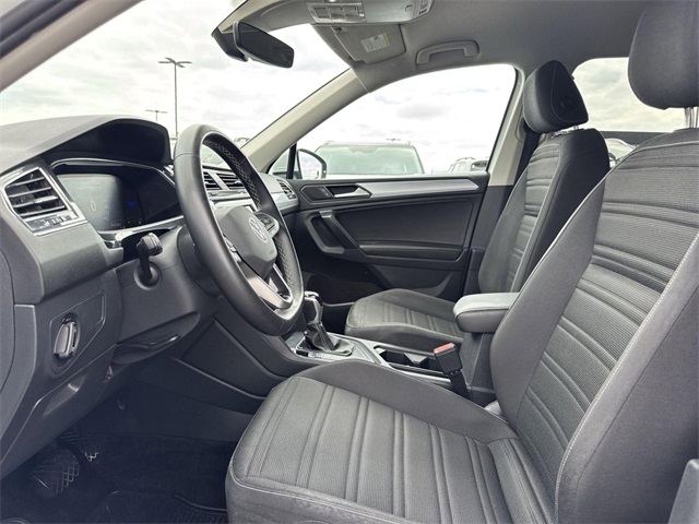 Vehicle image 12 of 28