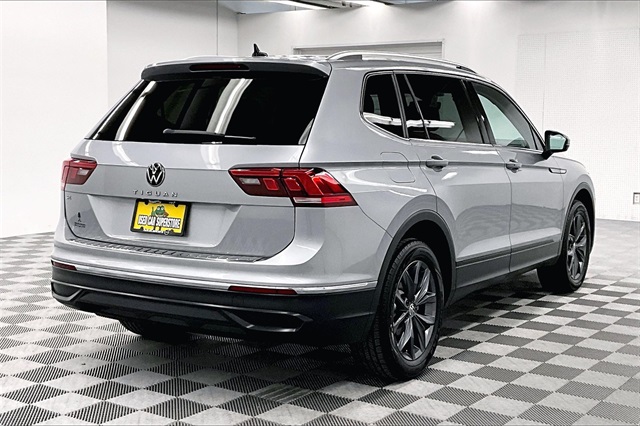 Vehicle image 4 of 37