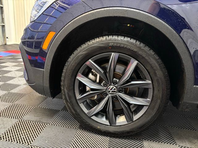Vehicle image 23 of 25