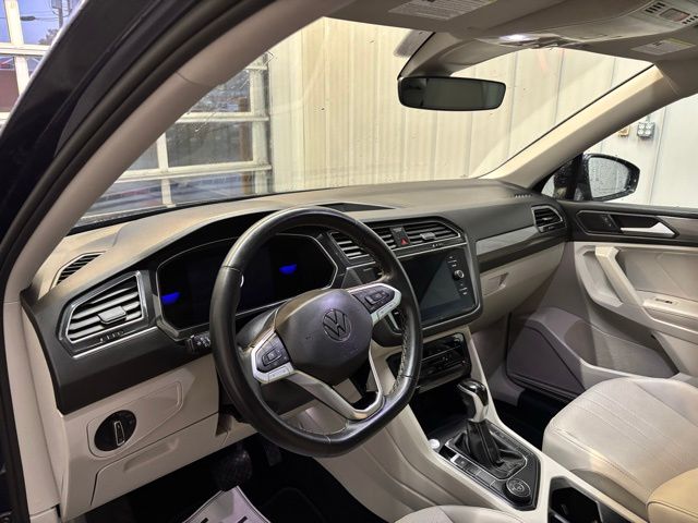 Vehicle image 14 of 25