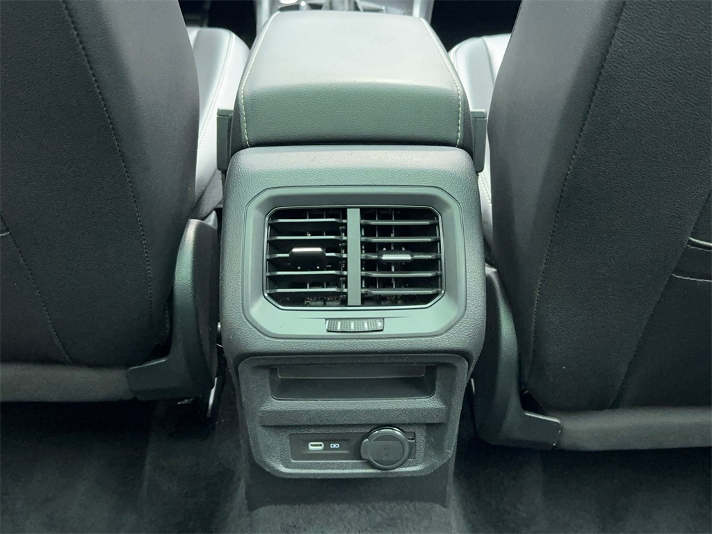 Vehicle image 21 of 60