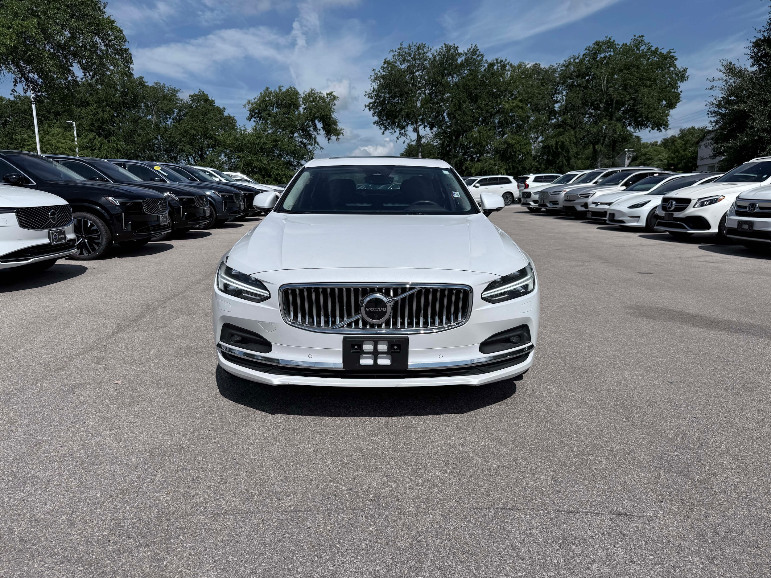 2023 Volvo S90 Plus Image 3 of 26