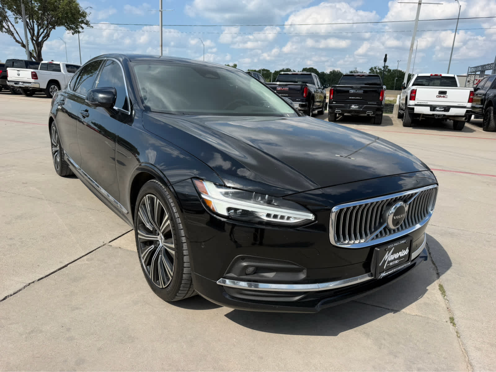 2023 Volvo S90 Plus Image 2 of 28