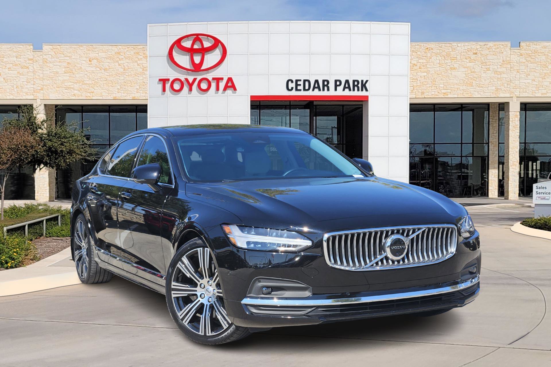 2023 Volvo S90 Plus Image 2 of 21