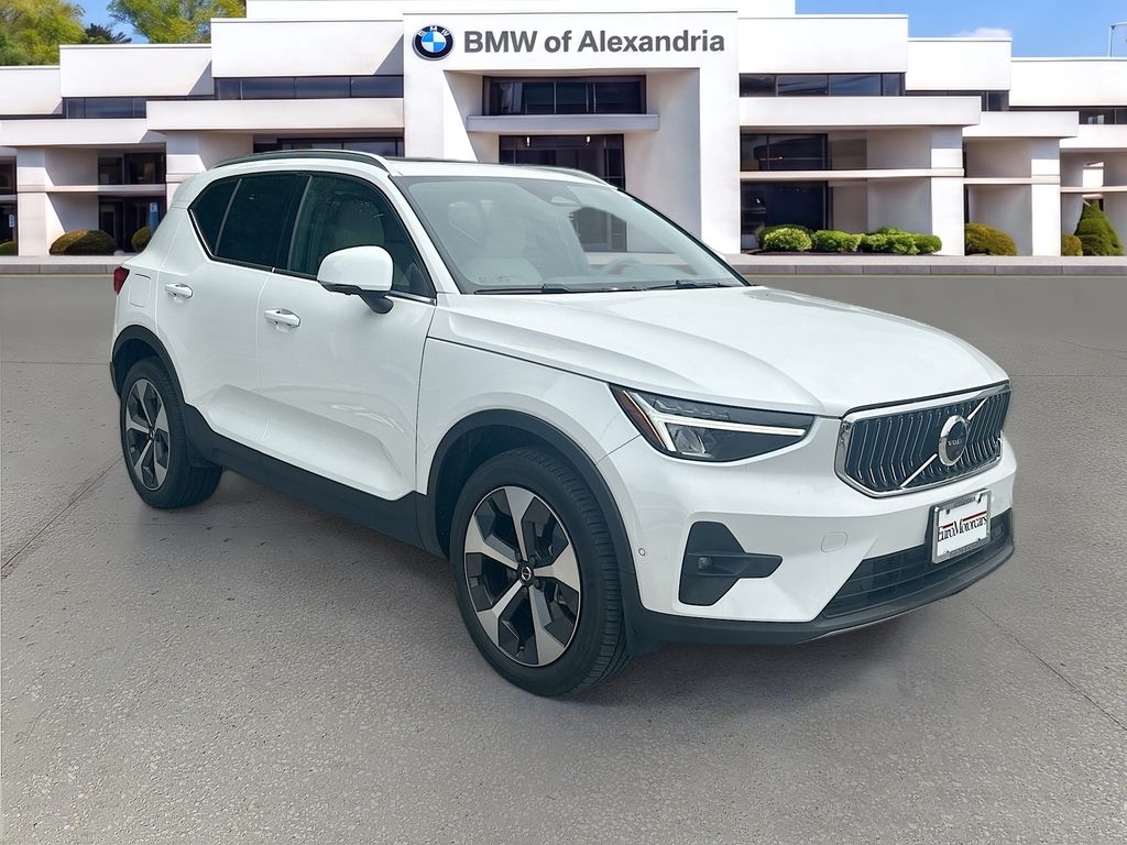 2023 Volvo XC40 Plus Bright Theme Image 3 of 33