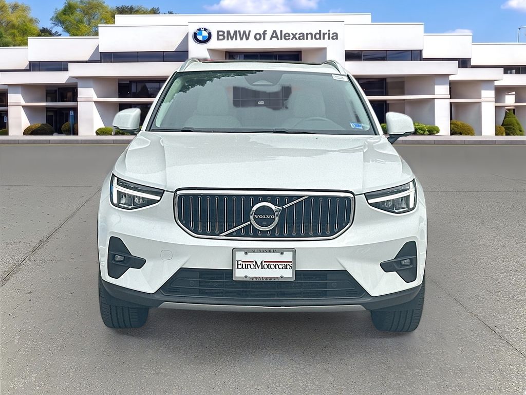 2023 Volvo XC40 Plus Bright Theme Image 2 of 33