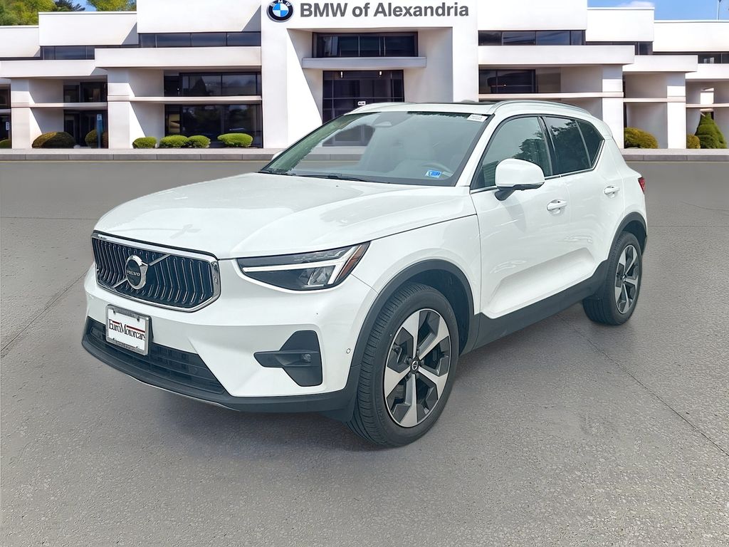 2023 Volvo XC40 Plus Bright Theme Image 1 of 33