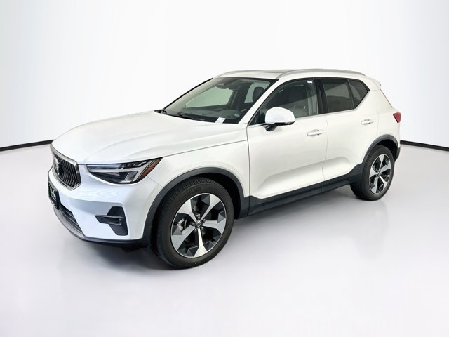 2023 Volvo XC40 Plus Bright Theme Image 1 of 30
