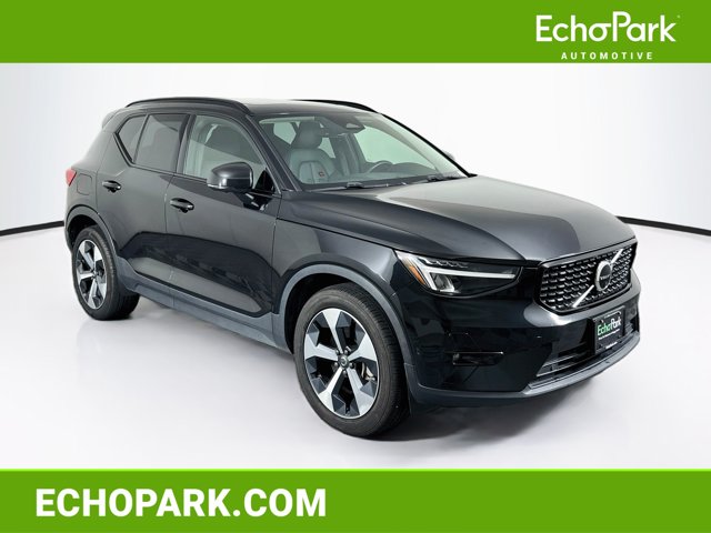 2023 Volvo XC40 Plus Dark Theme Image 3 of 32