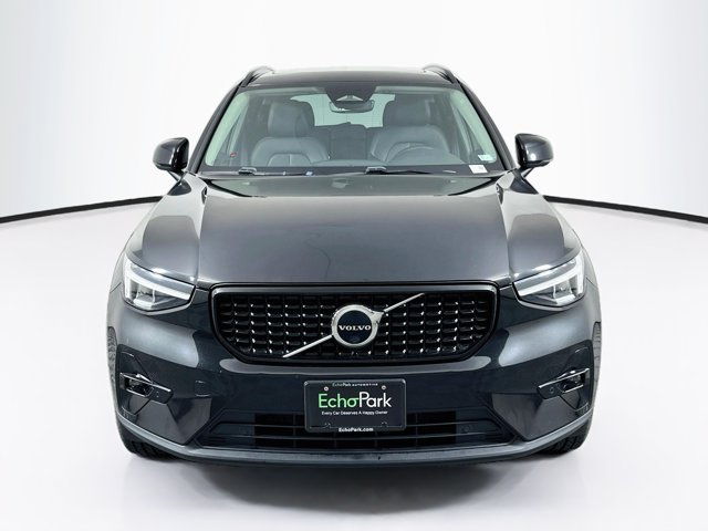 2023 Volvo XC40 Plus Dark Theme Image 2 of 32