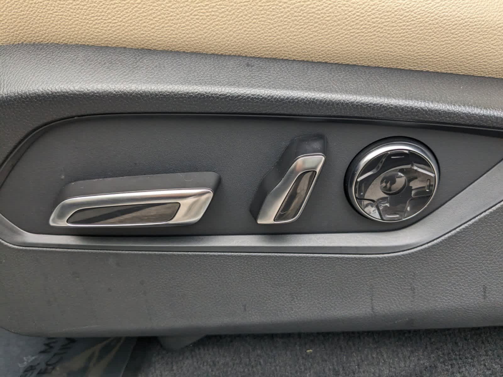 Vehicle image 32 of 60
