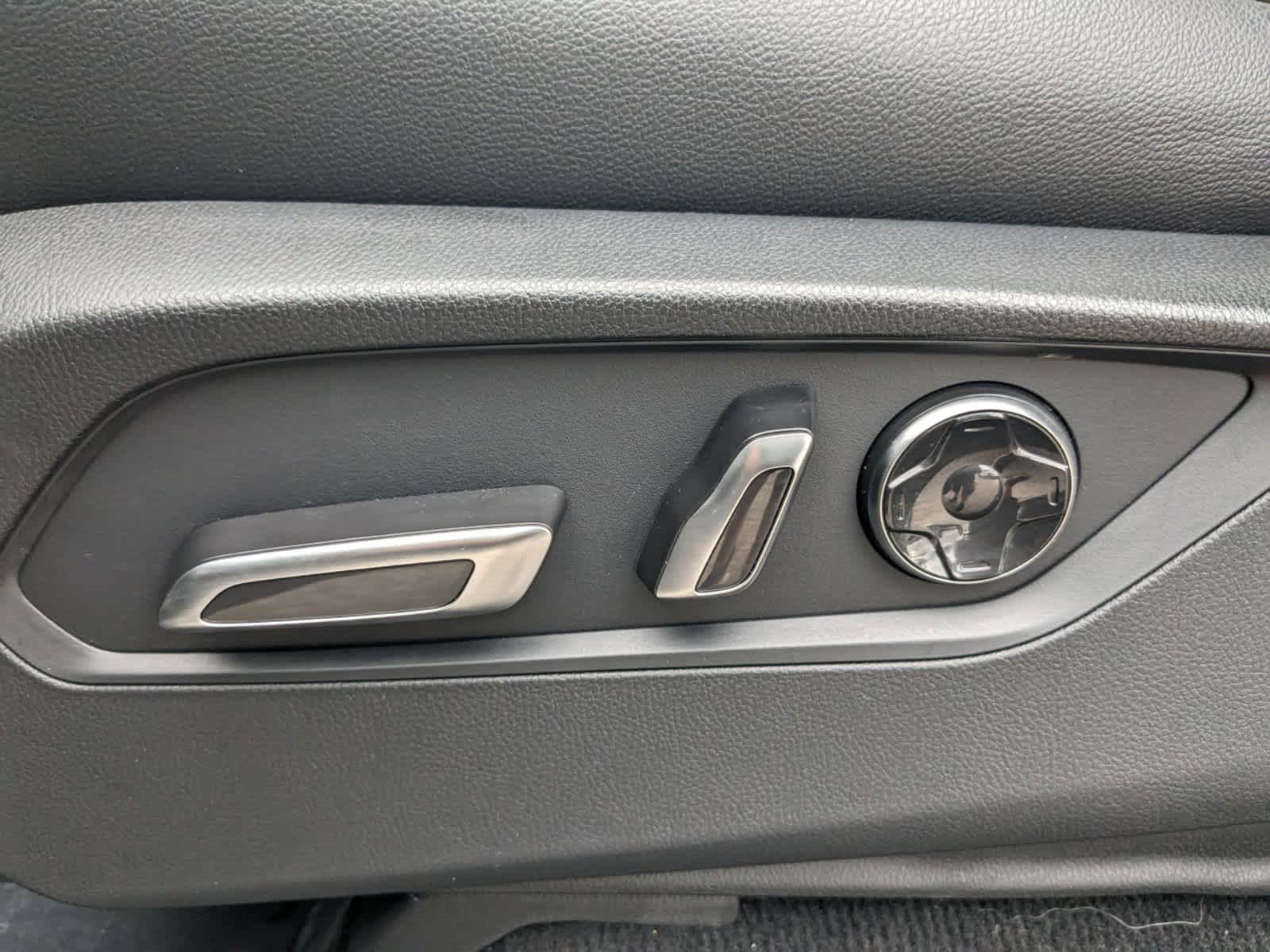 Vehicle image 51 of 62