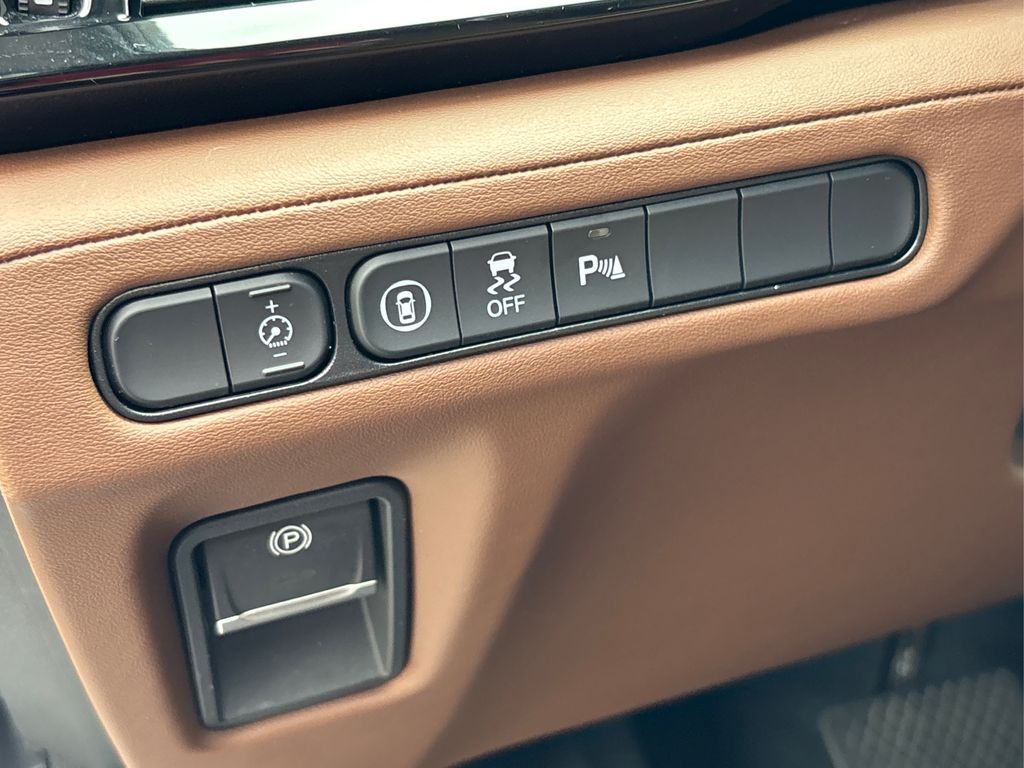 Vehicle image 33 of 36
