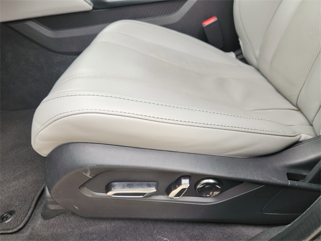 Vehicle image 17 of 23