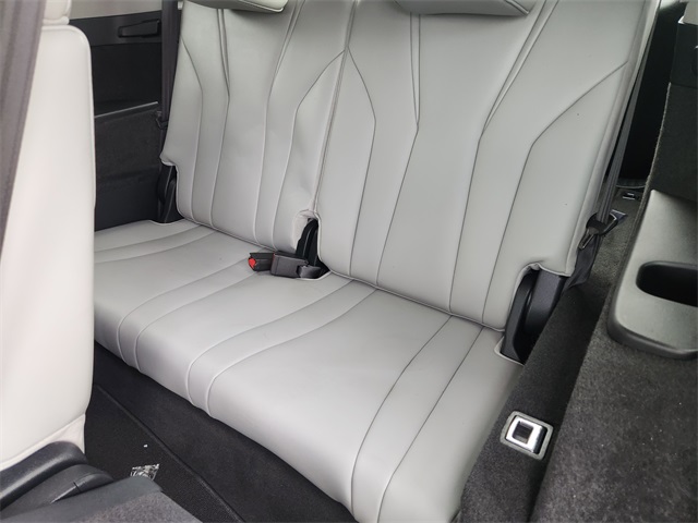 Vehicle image 21 of 23