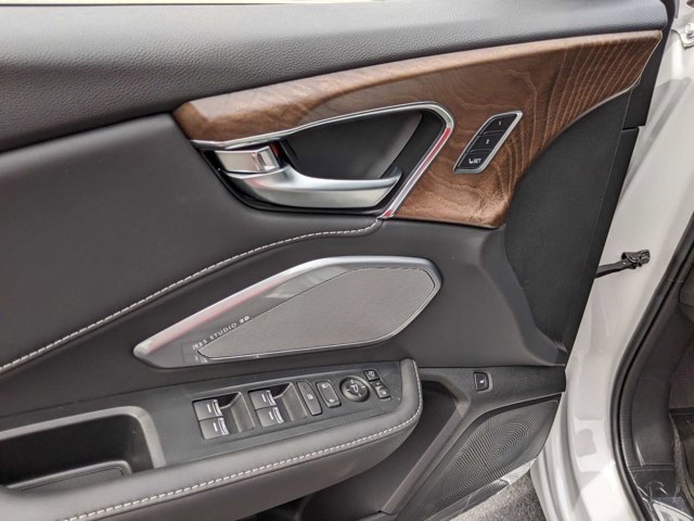 Vehicle image 23 of 32