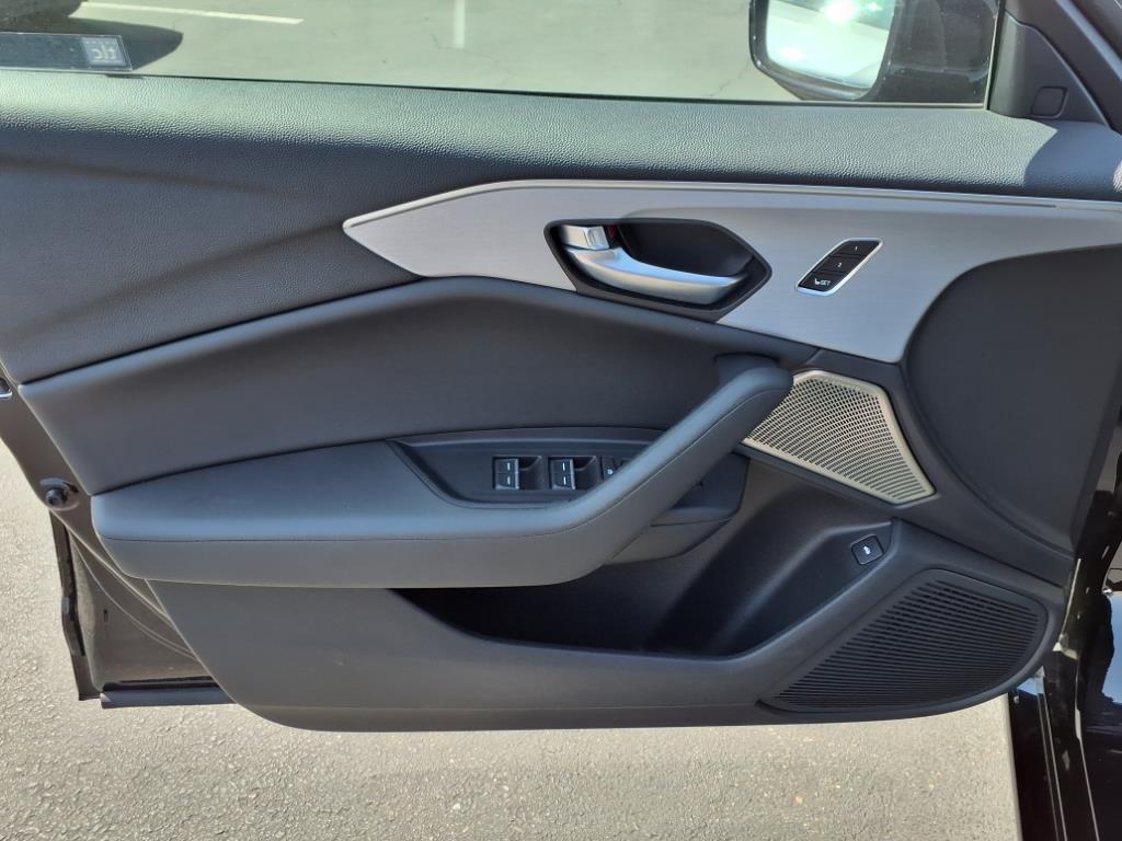 Vehicle image 21 of 26