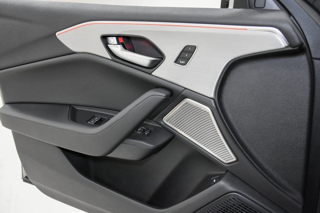 Vehicle image 11 of 33