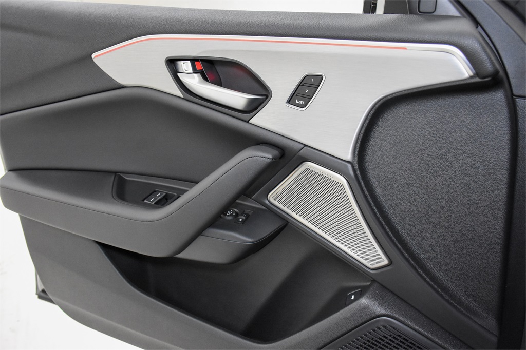 Vehicle image 11 of 33