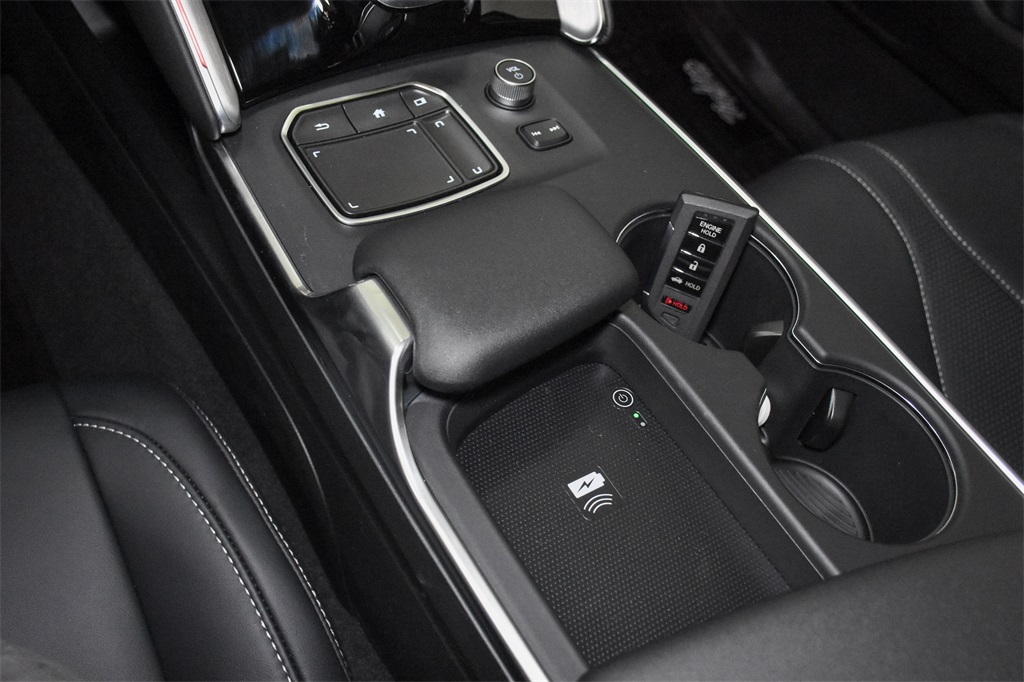 Vehicle image 28 of 33