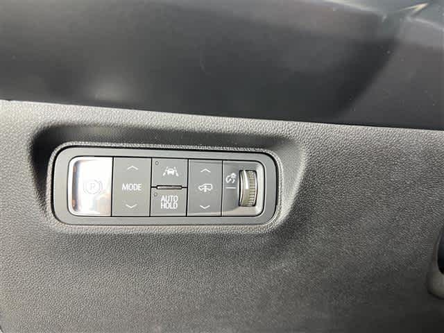 Vehicle image 23 of 41