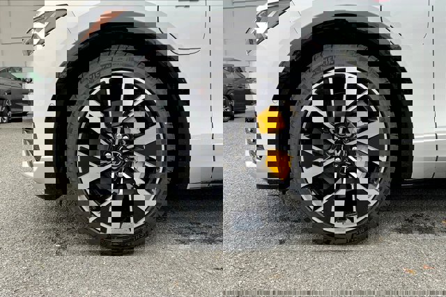 Vehicle image 18 of 20