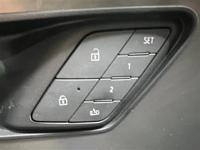 Vehicle image 18 of 40